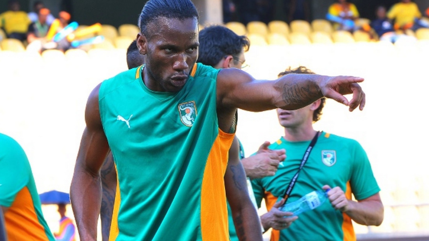 Нападающий Галатасарая Дидье Дрогба перед игрой