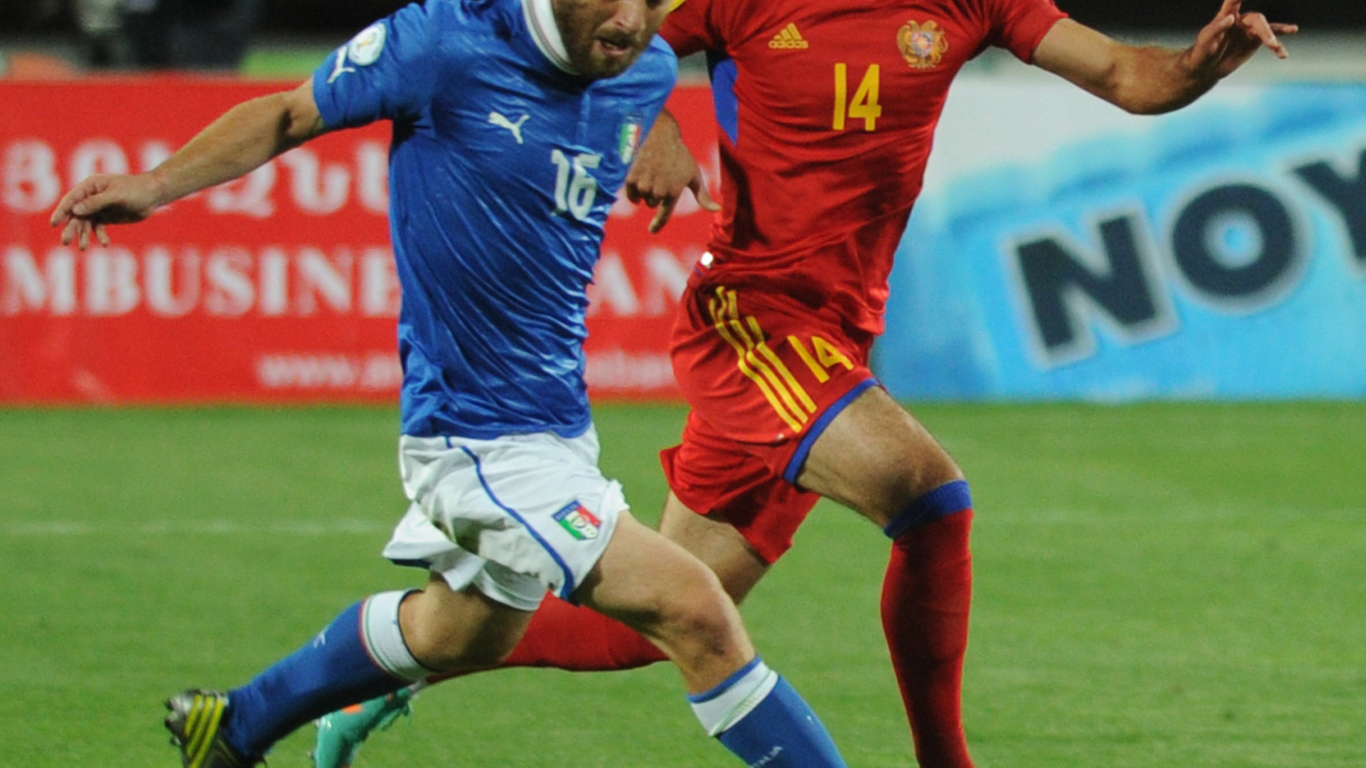  Нападающий московского Спартака Юра Мовсисян