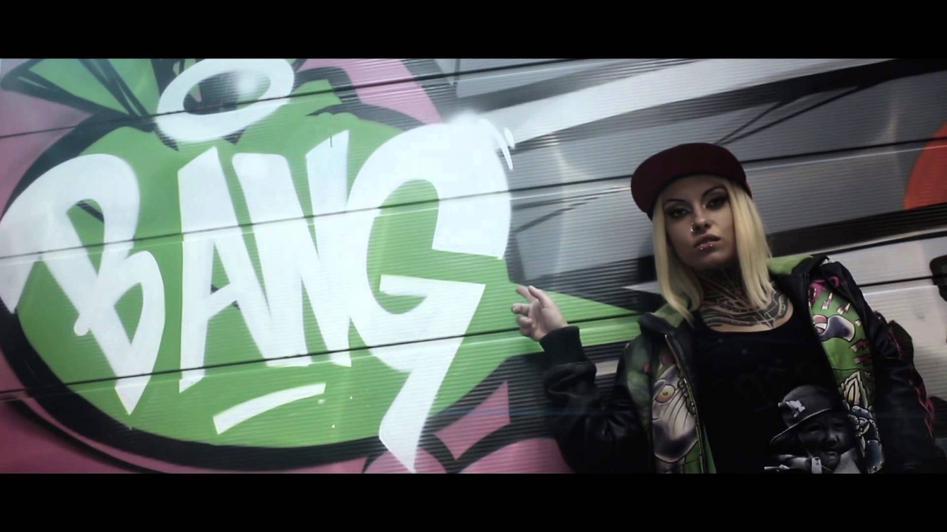 Девушка и надпись на стене Bang, swag