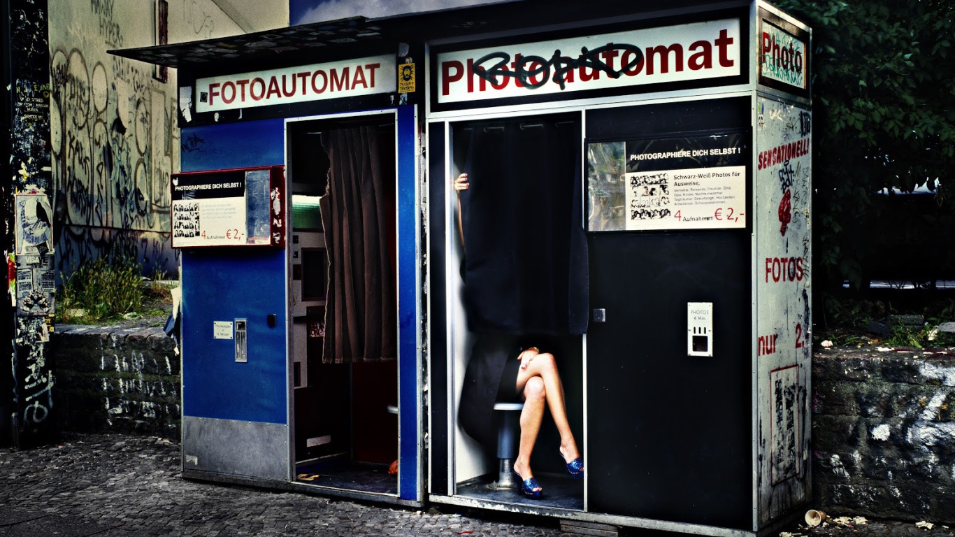 Девушка в аппарате мгновенного фото