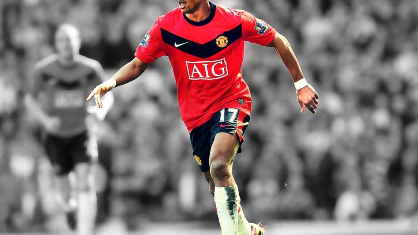 Полузащитник Манчестер Юнайтед Луиш Нани с мячом