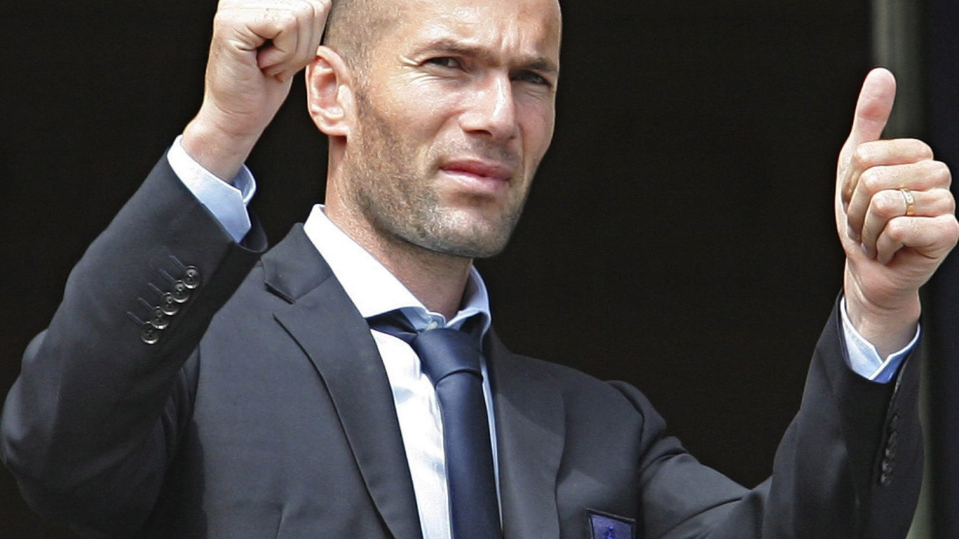 Легенда футбола Зинедин Зидан пальцы вверх