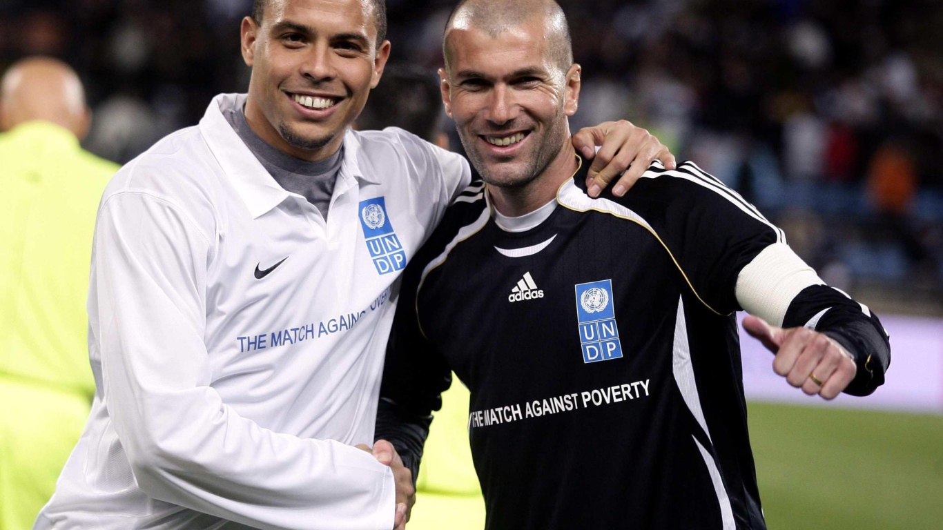  Легенда футбола Зинедин Зидан со своим другом