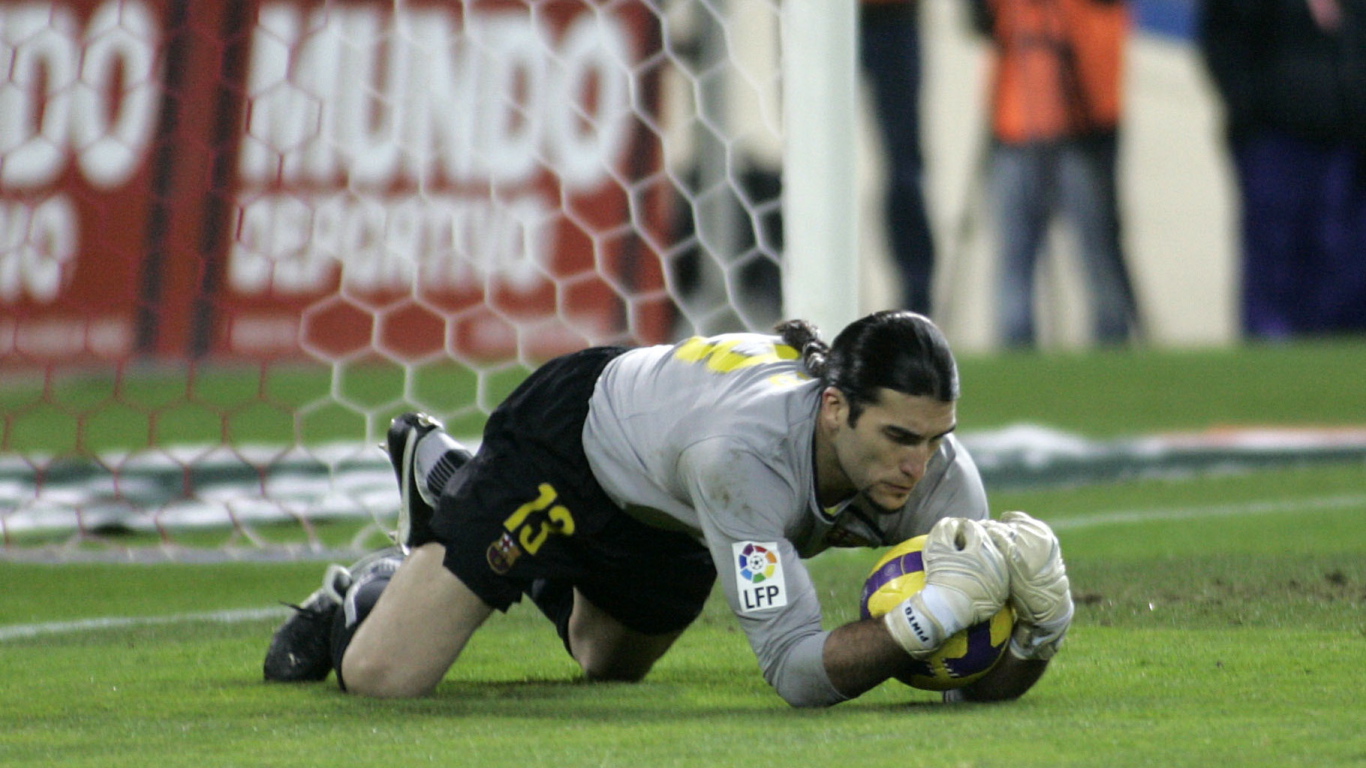 Игрок Барселоны Хосе Пинто является ловит мяч