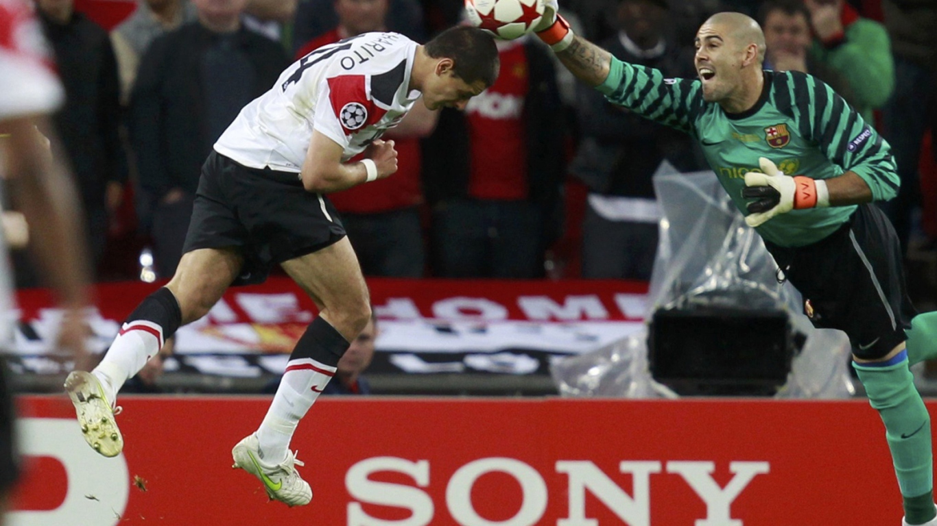 Игрок Барселоны Виктор Вальдес ловит мяч