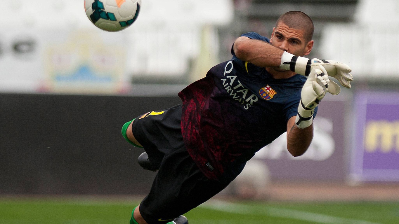 Игрок Барселоны Виктор Вальдес принимает все футбольные мячи