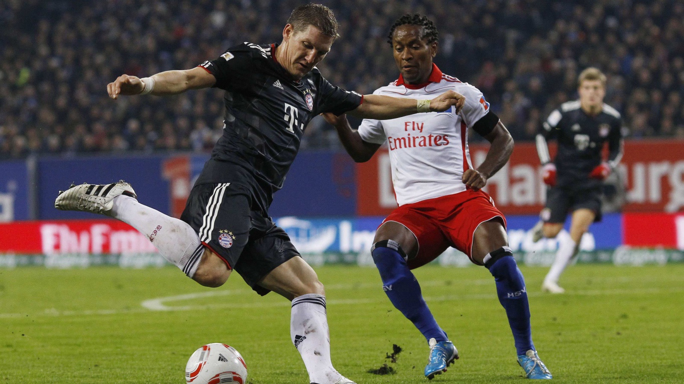 Игрок из Бавария Бастиан Швайнштайгер превосходной удар