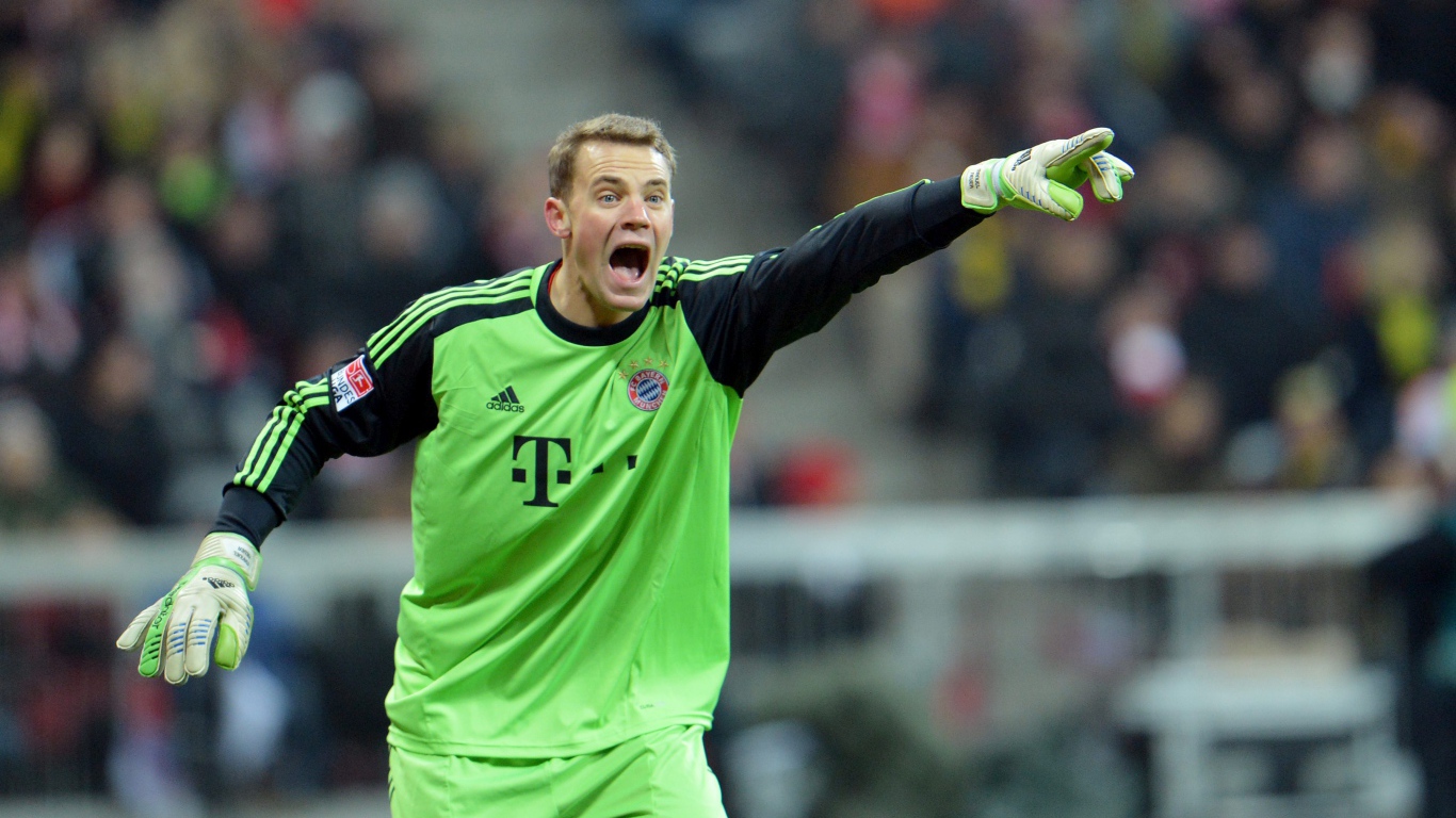 Игрок из Баварии Мануэль Нойер кричит тактику