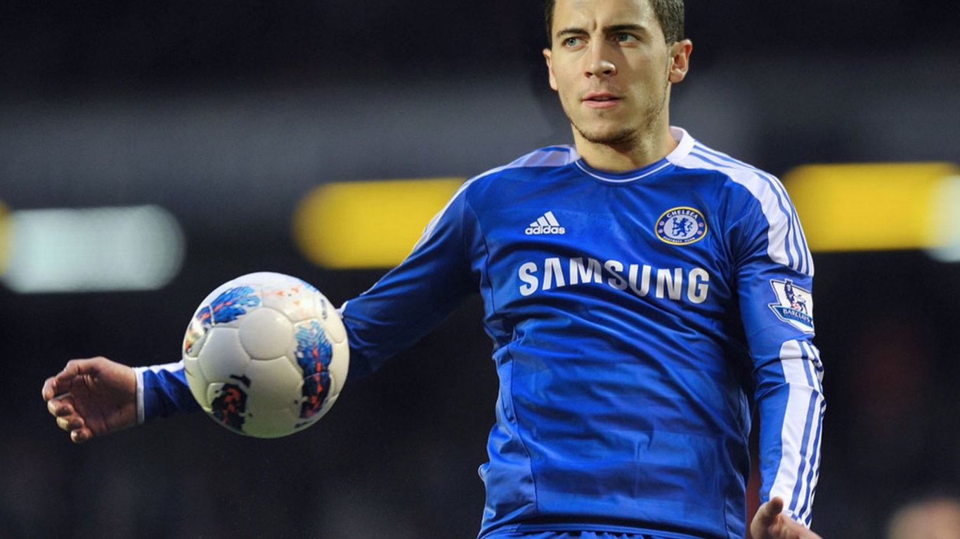 Игрок Челси Эден Азар с мячом