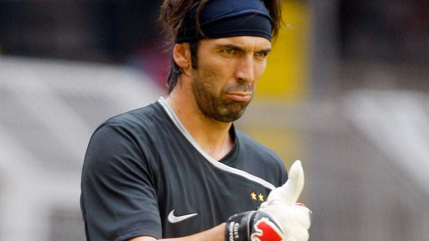 Игрок Ювентуса Джанлуиджи является Буффон палец вверх