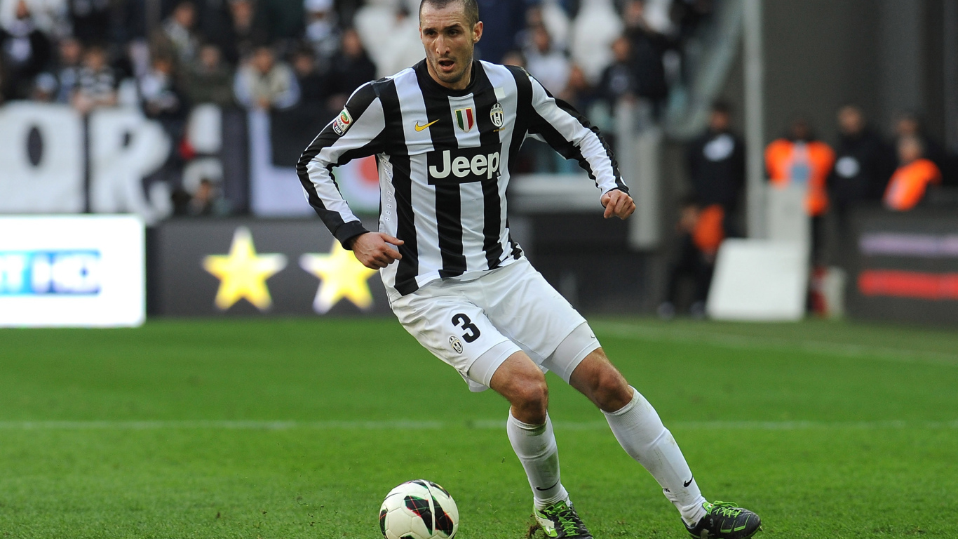 Игрок Ювентуса Джорджо Кьеллини с мячом