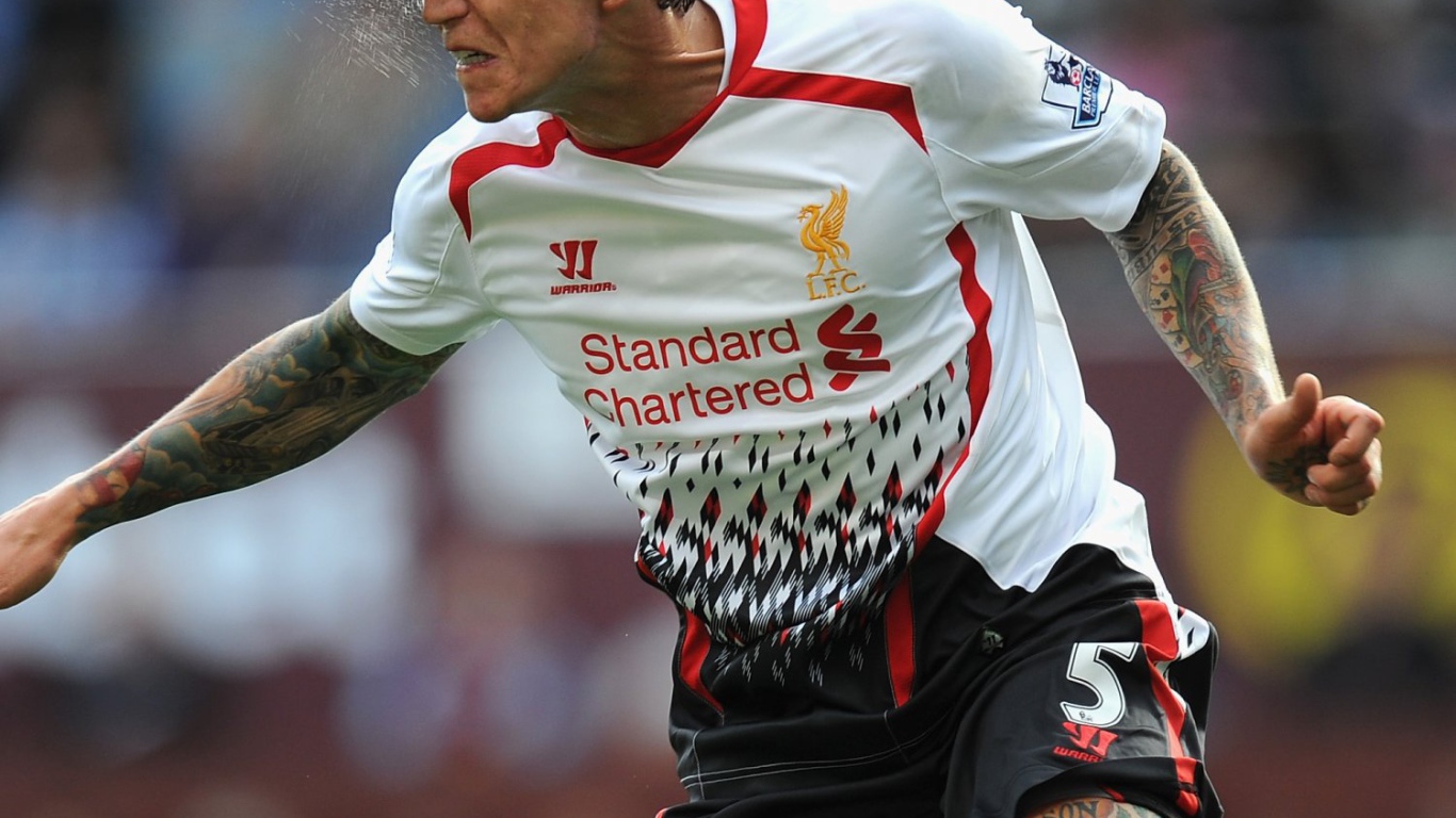 Игрок Ливерпуля Даниэль Аггер бьет мяч