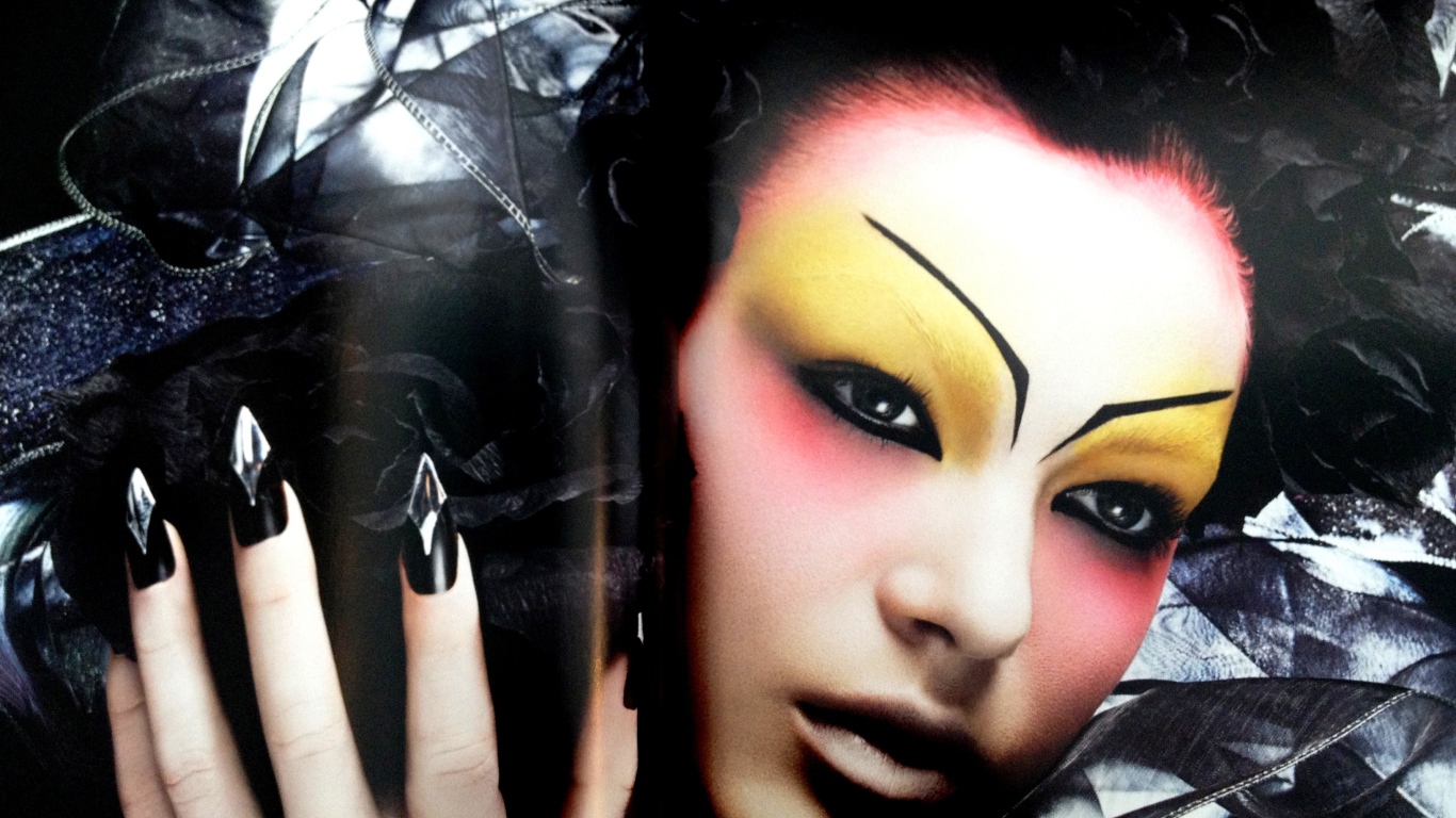 Фотография девушки из журнала