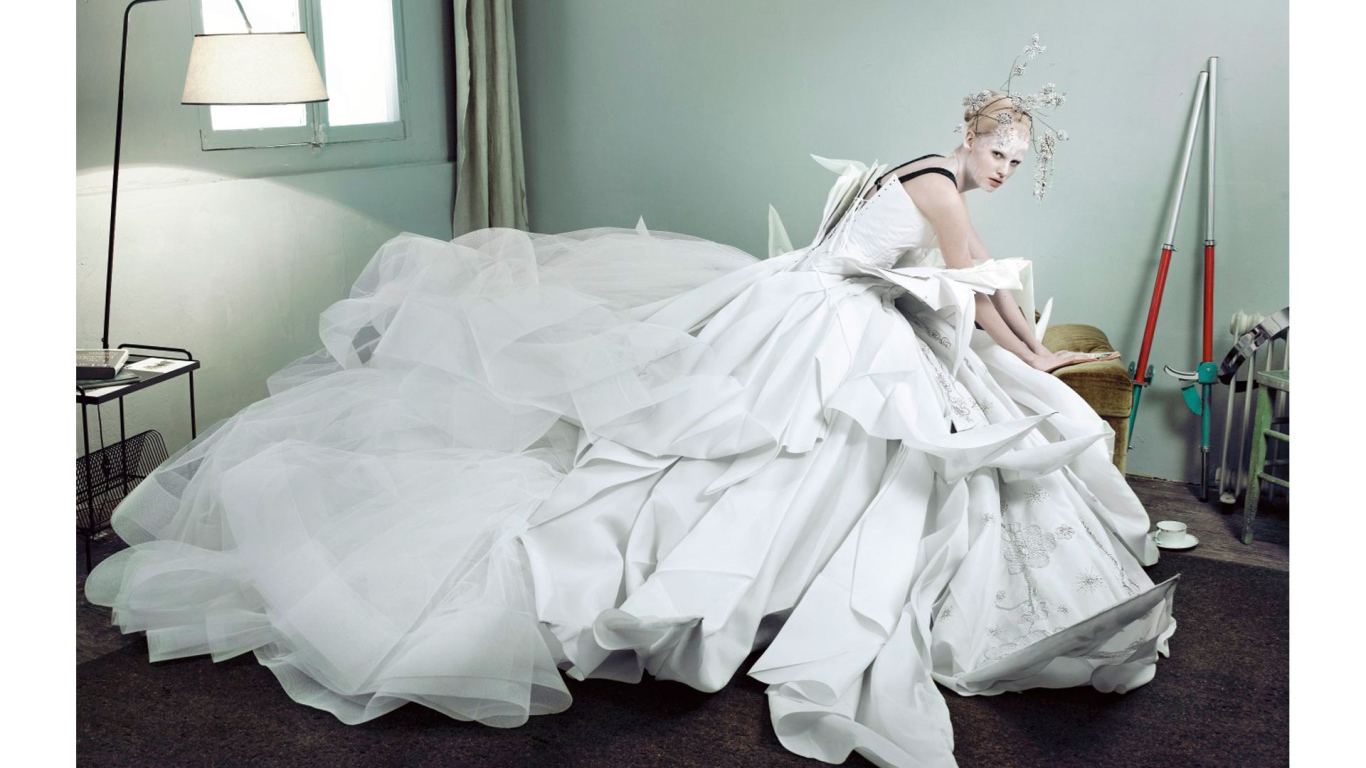 Фотография девушки в пышном белом платье