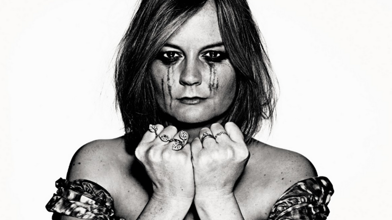 Фотография девушки в слезах