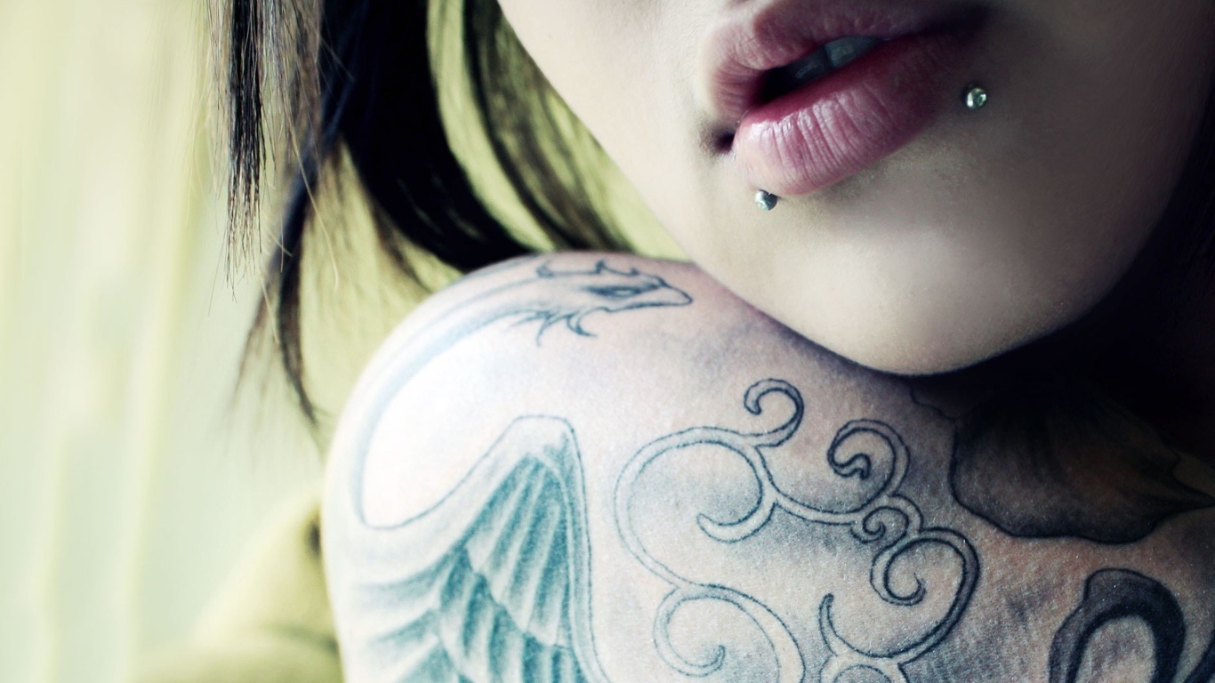 Девушка с татуировкой и пирсингом