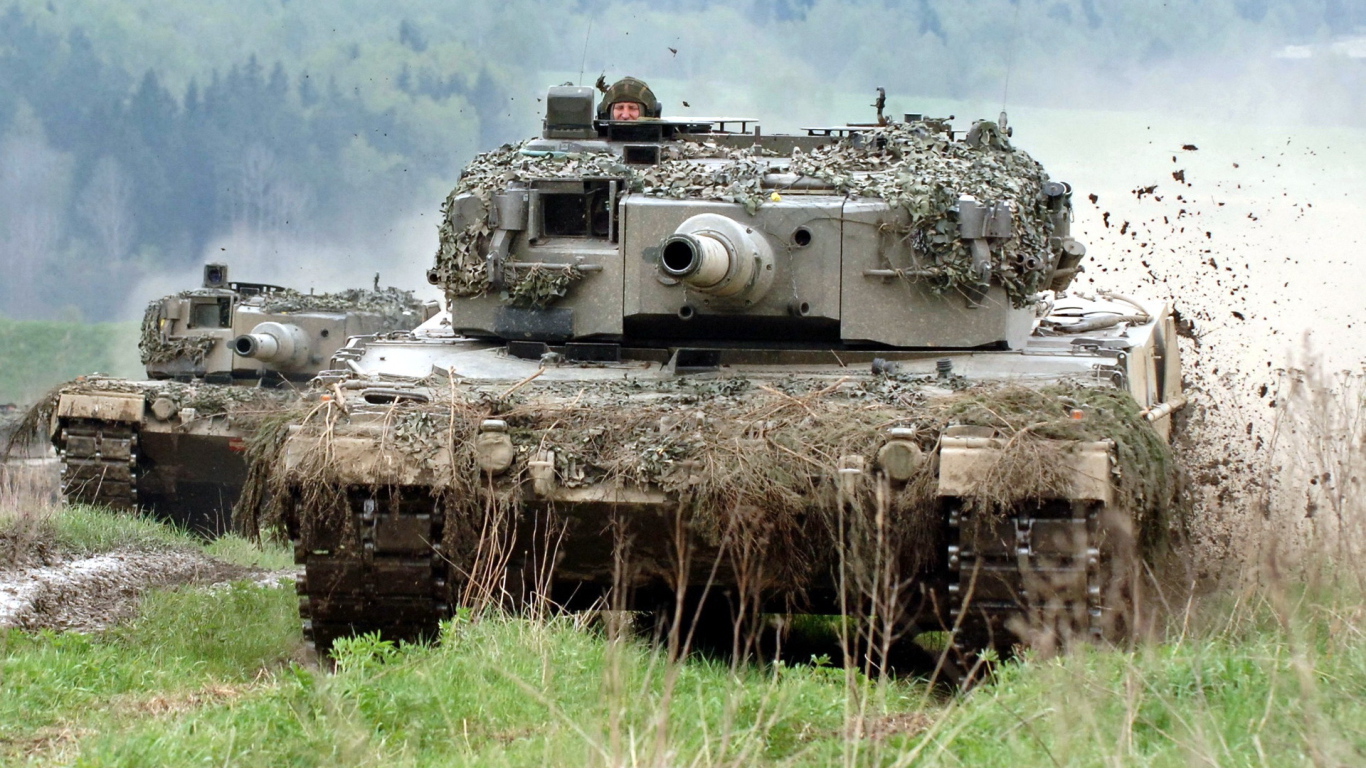 Бронемашина едет по полю