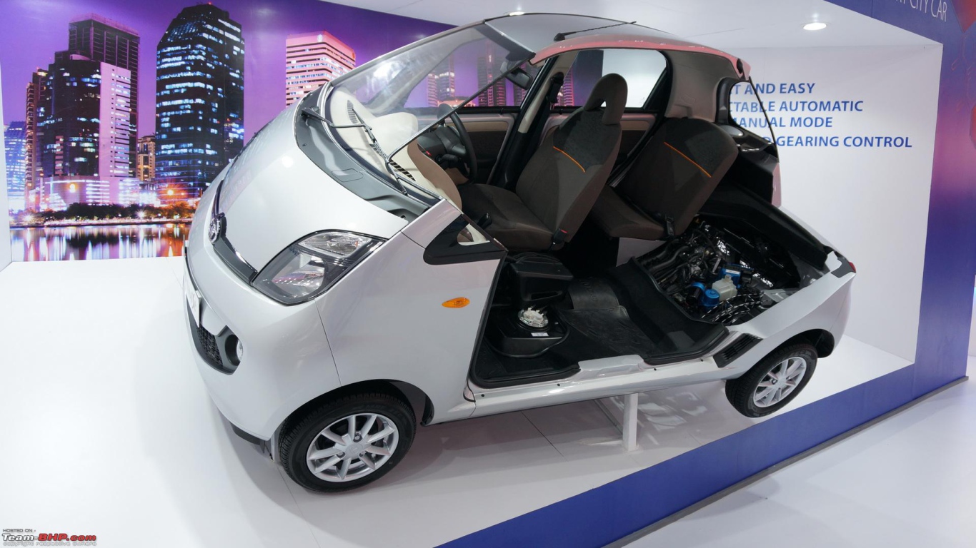 Автомобиль Tata Nano 2014 на дороге 
