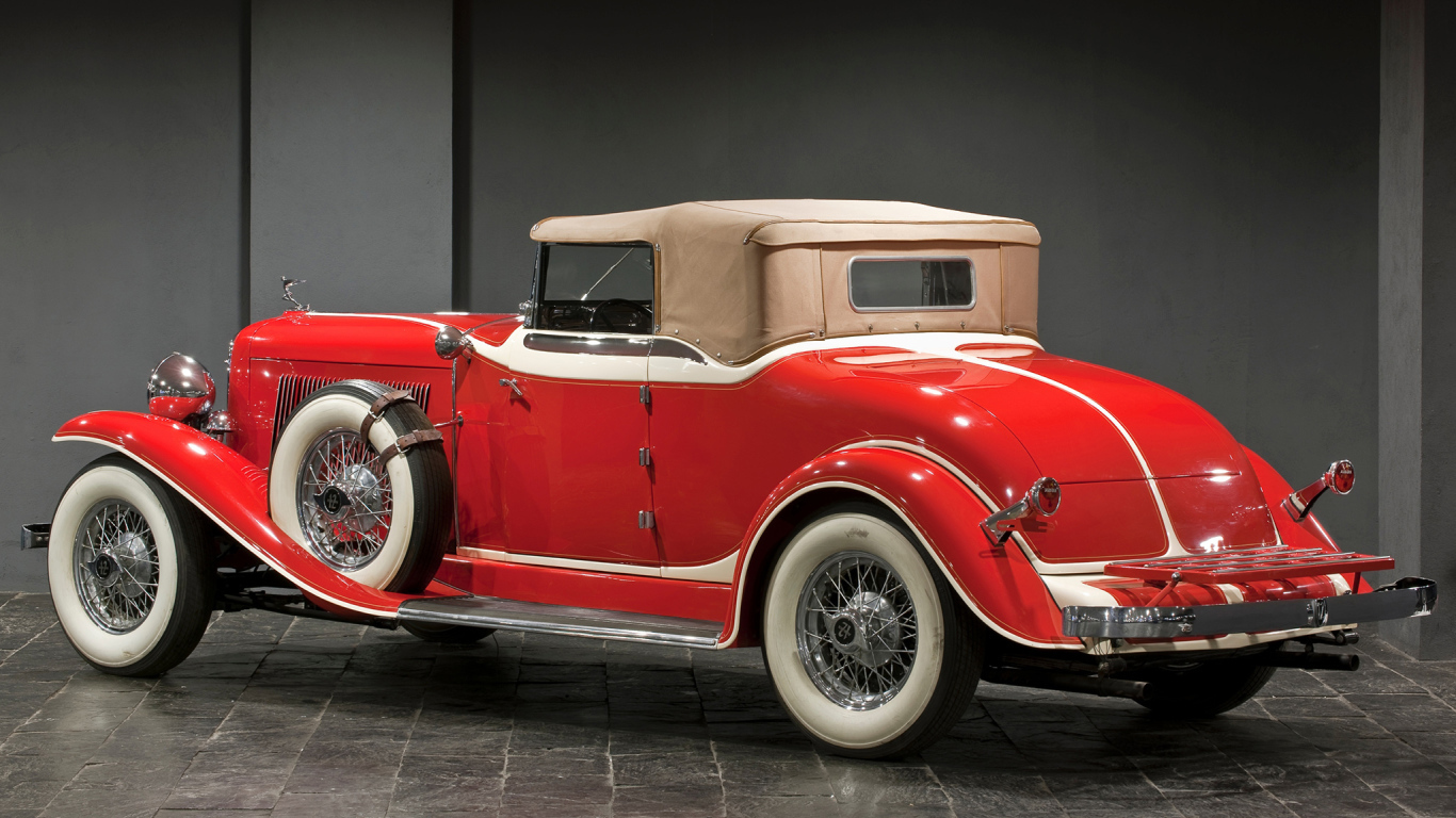 Старый красный автомобиль