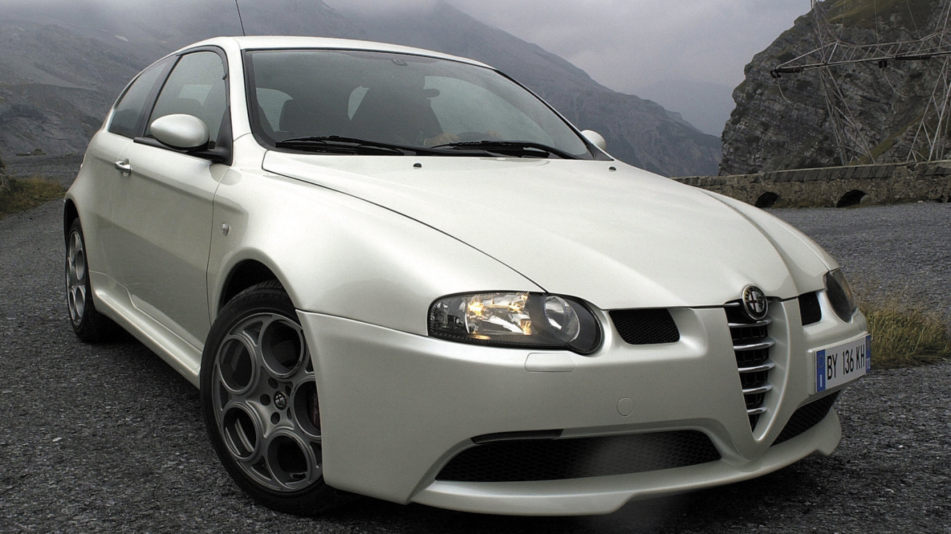 Автомобиль Alfa Romeo 147 на дороге