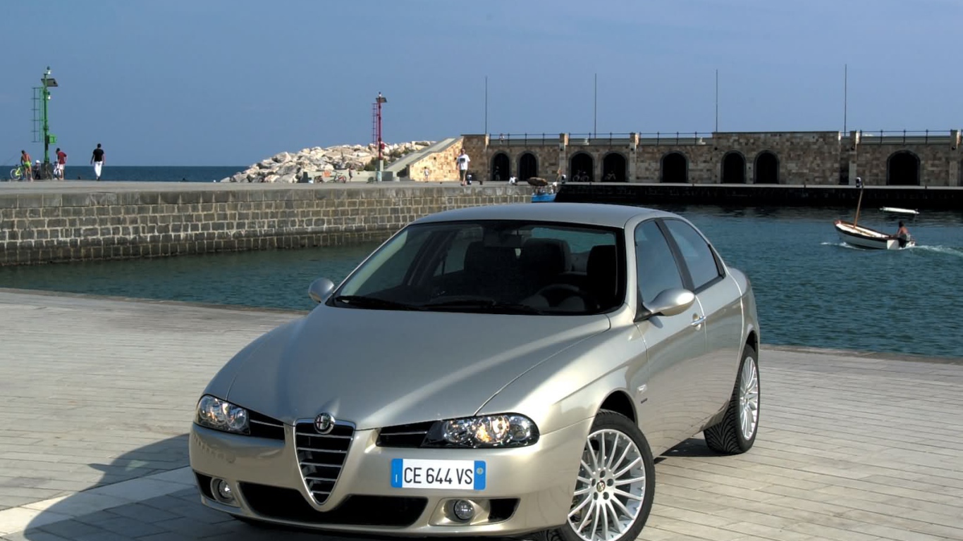 Автомобиль Alfa Romeo 159 на дороге