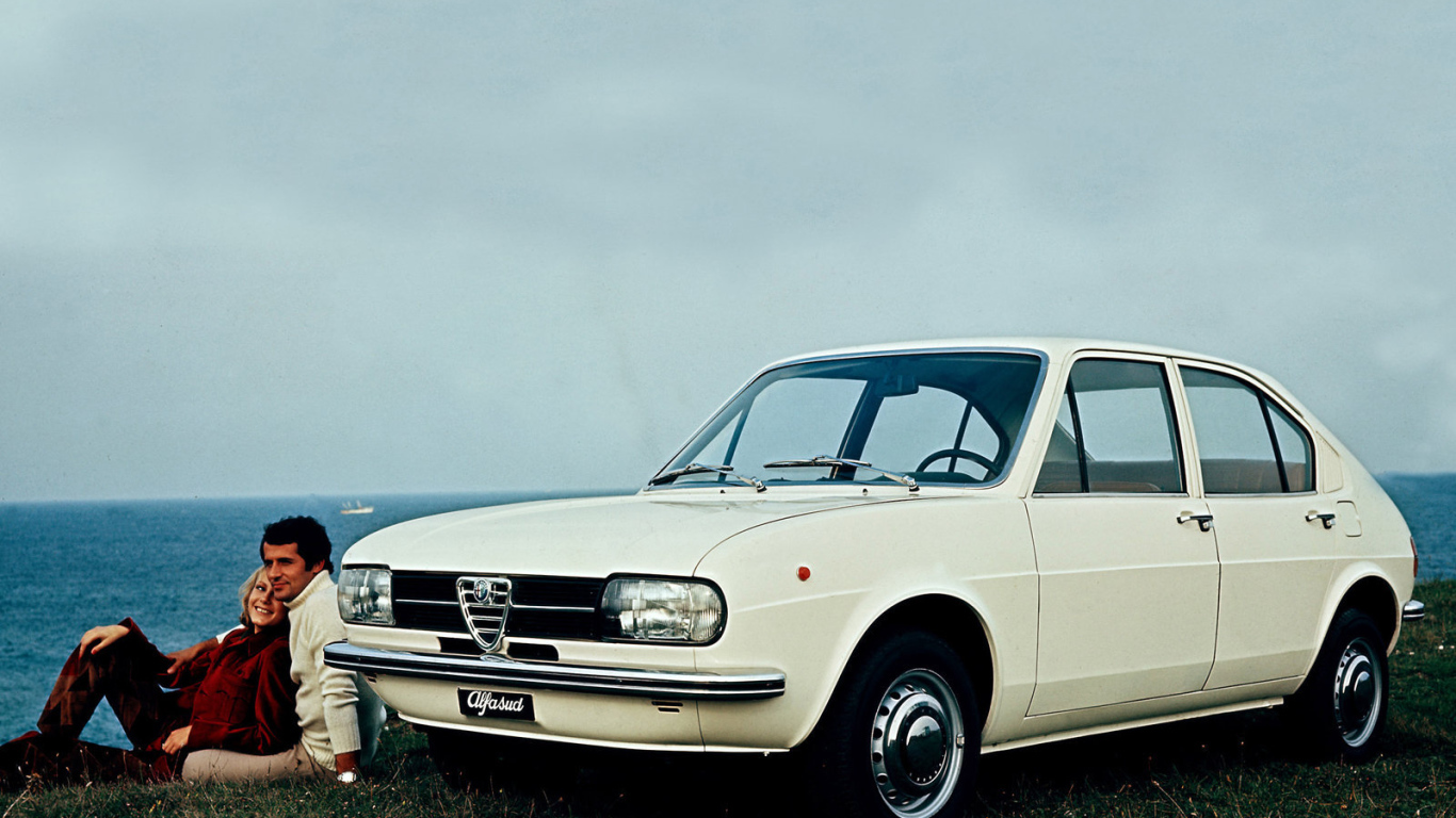 Автомобиль Alfa Romeo alfasud на дороге