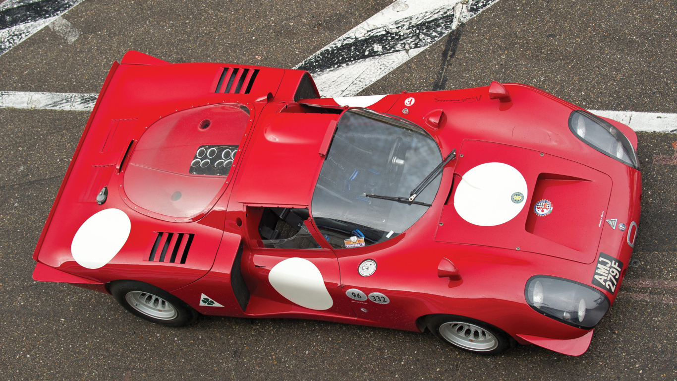 Автомобиль Alfa Romeo 33 на дороге