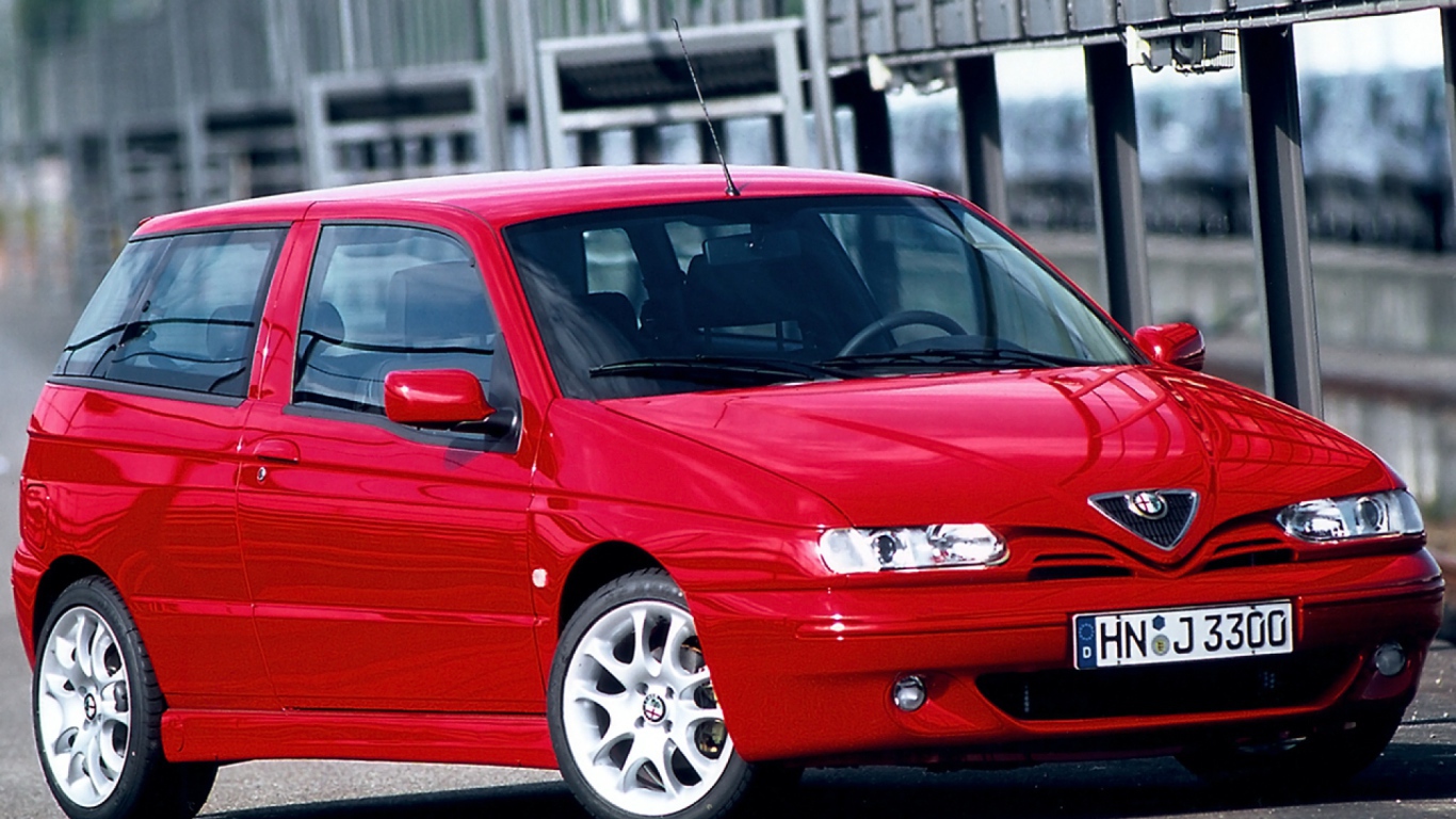 Красивый автомобиль Alfa Romeo 145