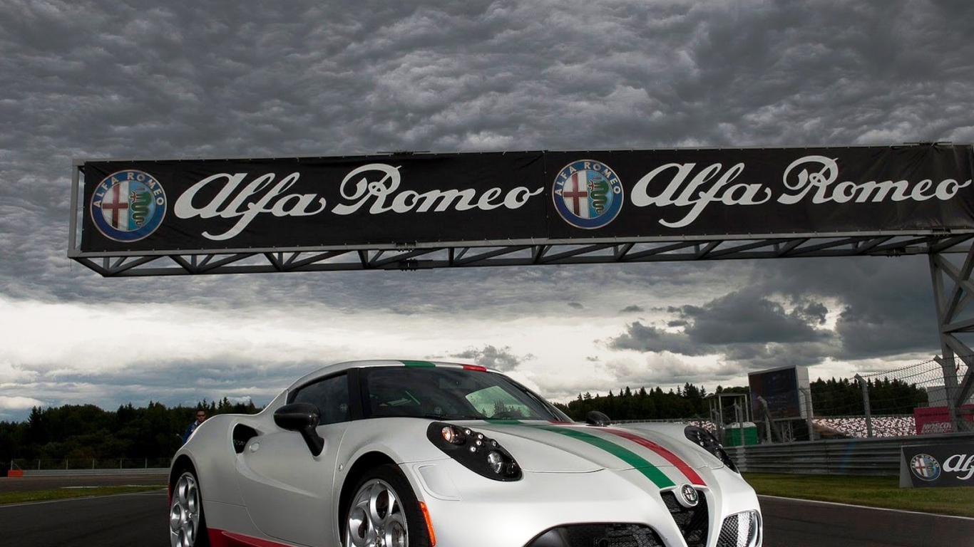 Красивый автомобиль Alfa Romeo 4c