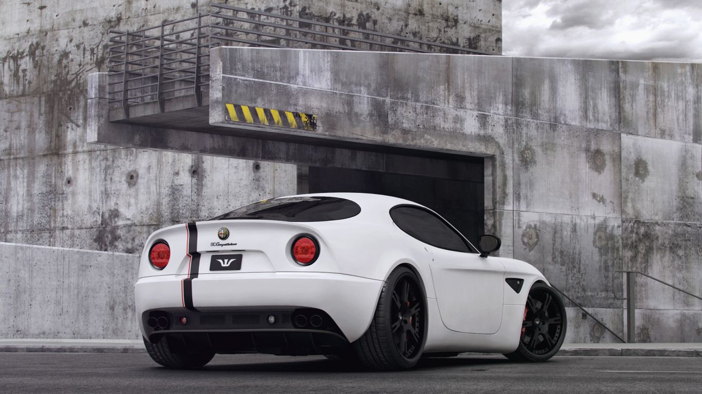 Красивый автомобиль Alfa Romeo 8c spider