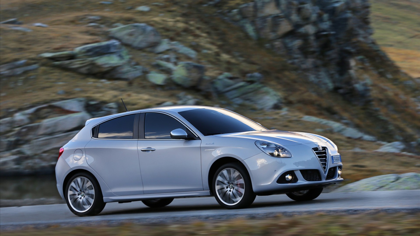 Красивый автомобиль Alfa Romeo giulietta 2014