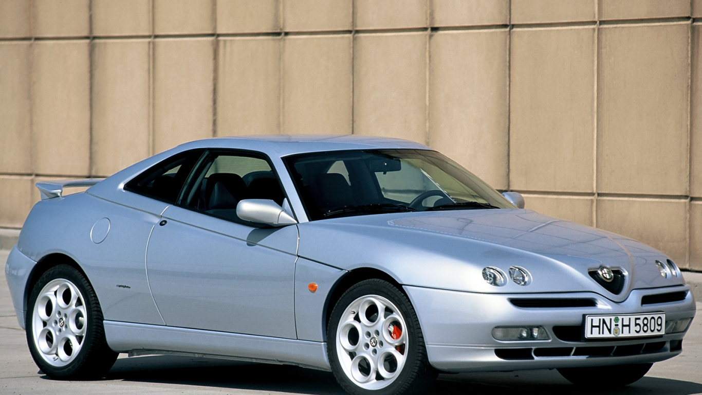 Красивый автомобиль Alfa Romeo gtv в Москве