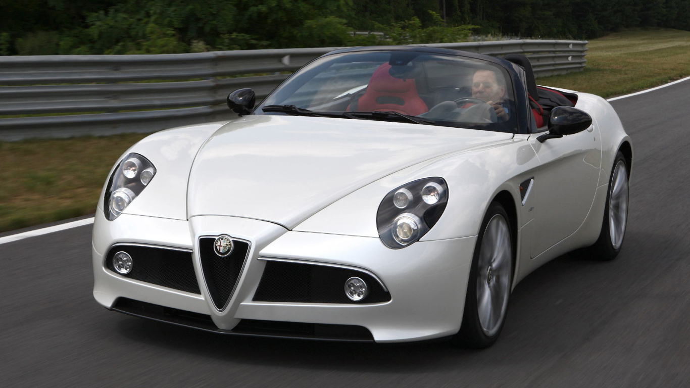 Автомобиль Alfa Romeo 8c spider на дороге