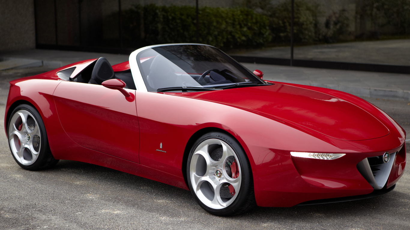 Автомобиль Alfa Romeo gloria на дороге