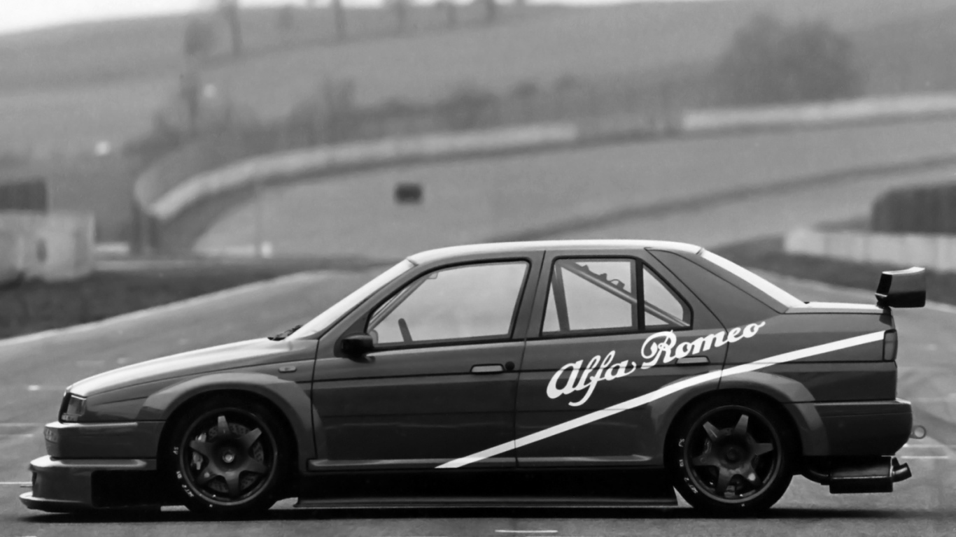 Автомобиль марки Alfa Romeo модели 155