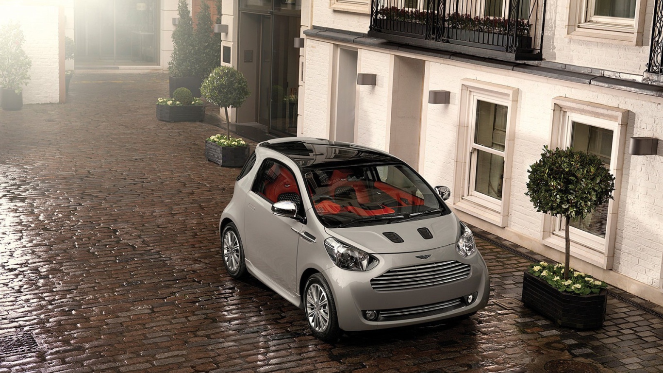 Автомобиль Aston Martin cygnet на дороге