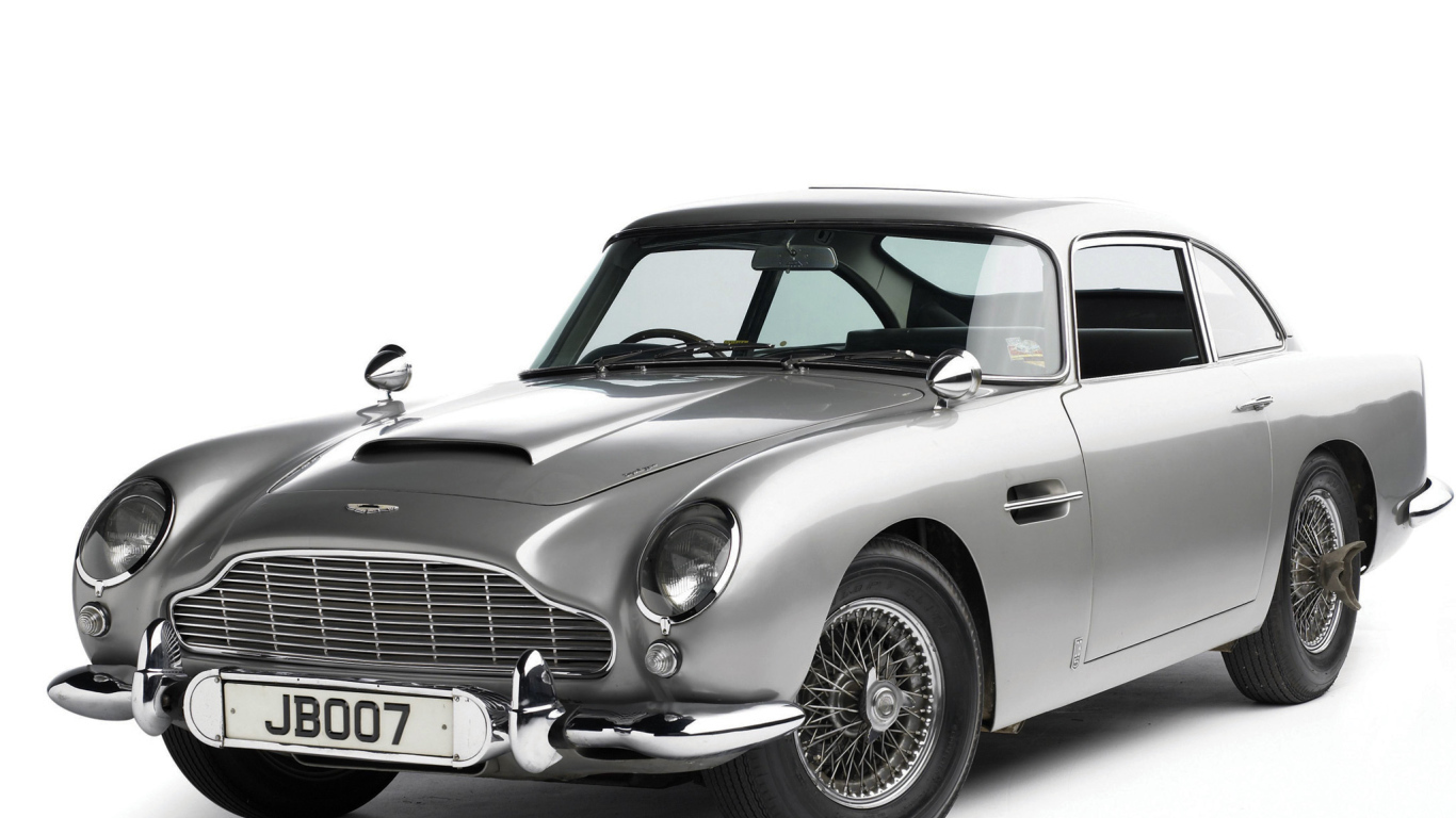 Автомобиль Aston Martin db5 на дороге