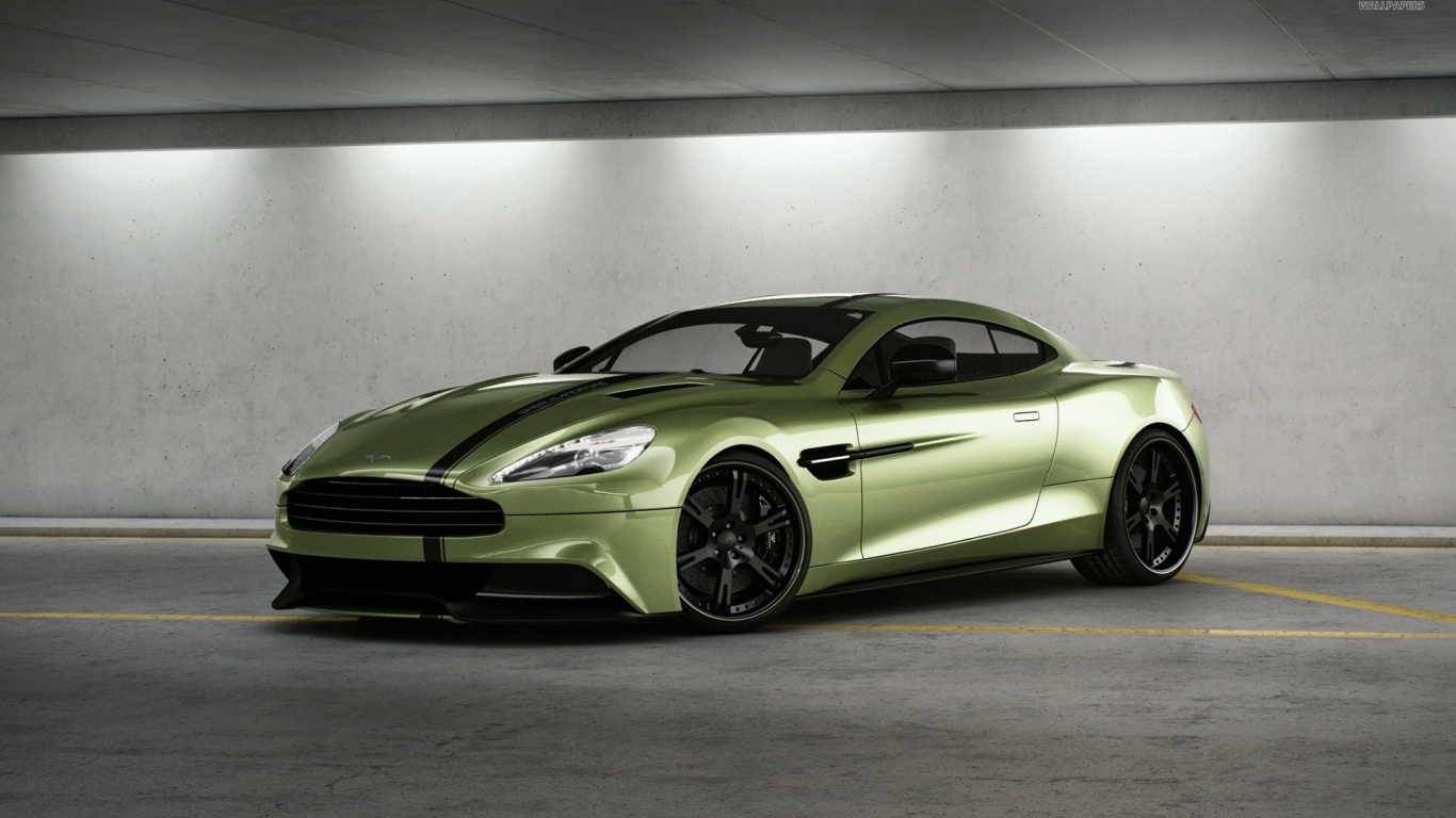 Автомобиль Aston Martin vanquish на дороге