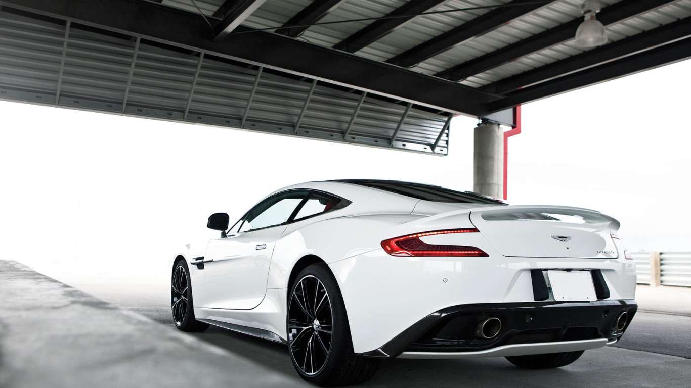 Красивый автомобиль Aston Martin 2014