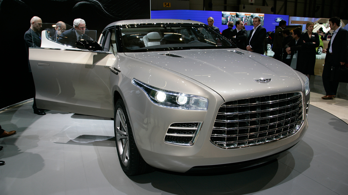 Красивый автомобиль Aston Martin lagonda в Москве