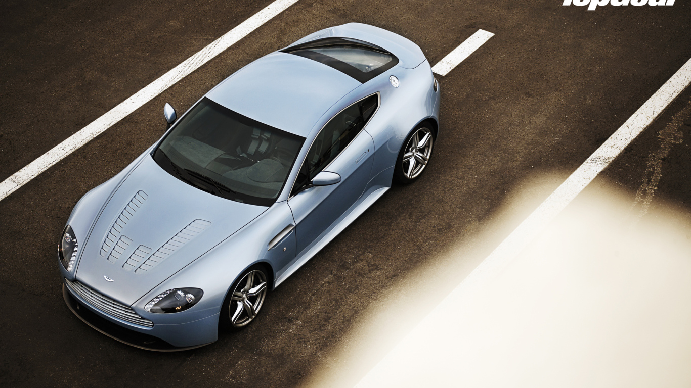 Красивый автомобиль Aston Martin top gear в Москве