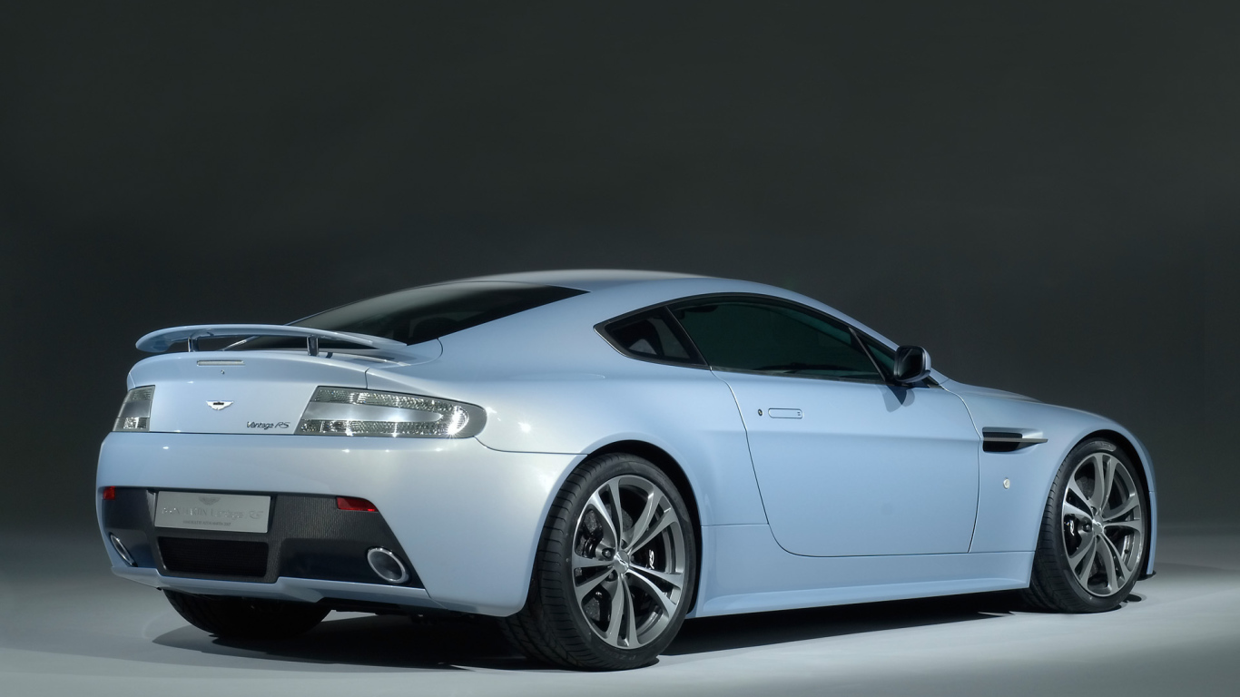 Красивый автомобиль Aston Martin v12
