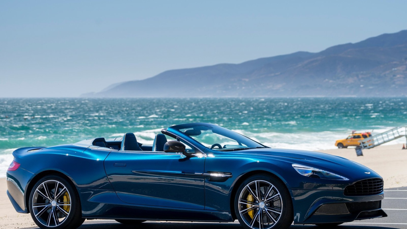 Красивый автомобиль Aston Martinvolante в Москве