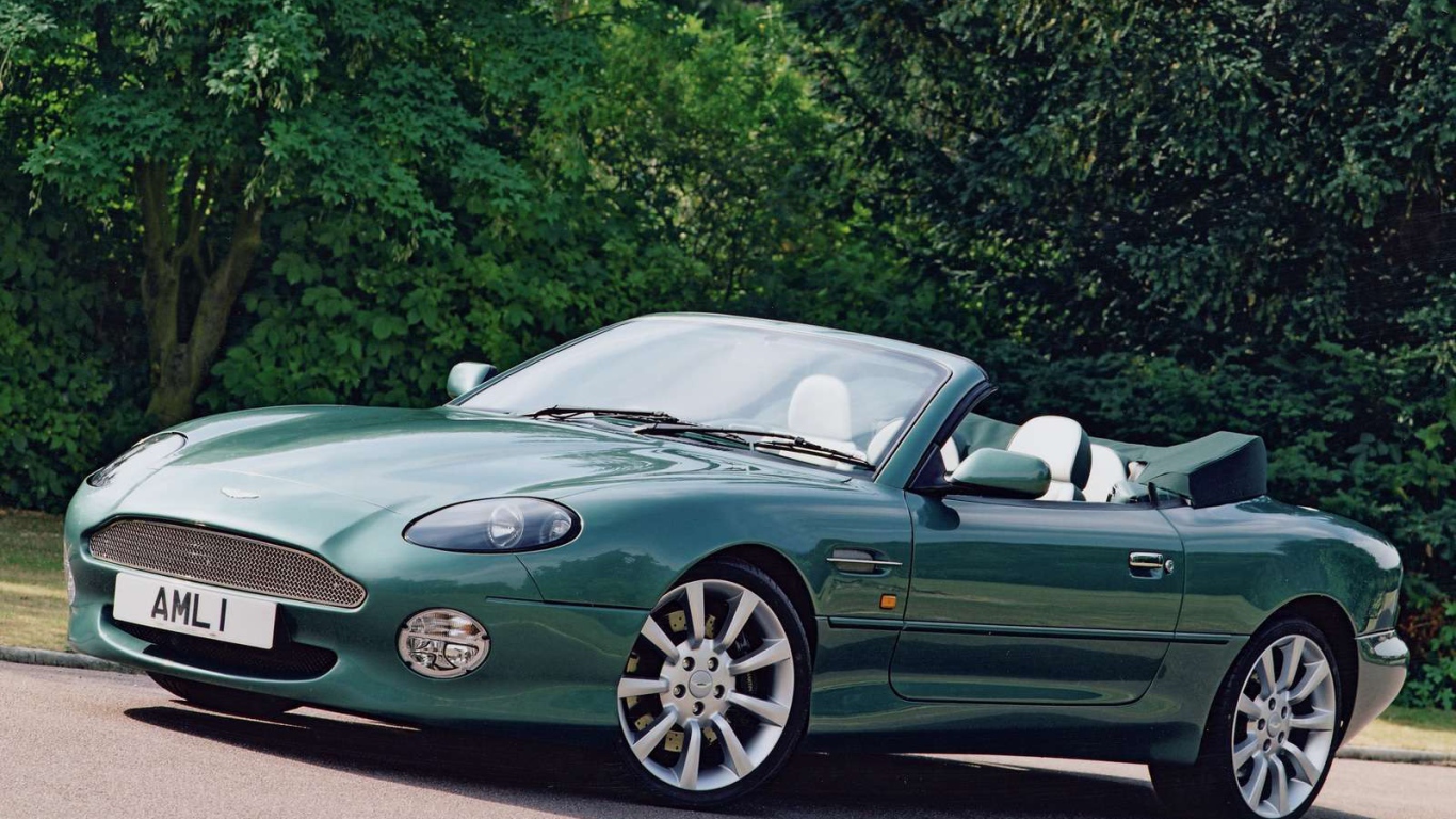 Автомобиль Aston Martin db7 на дороге