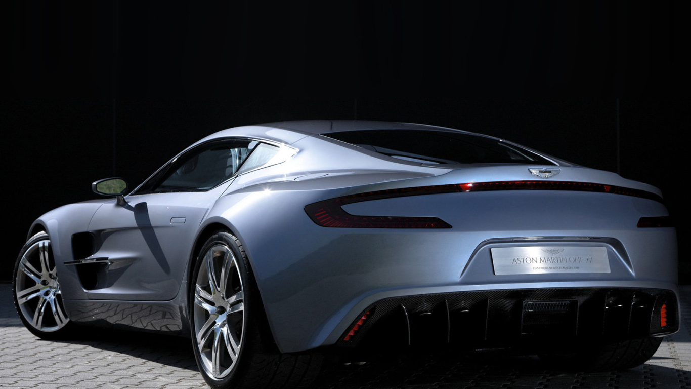 Автомобиль марки Aston Martin модели one 77