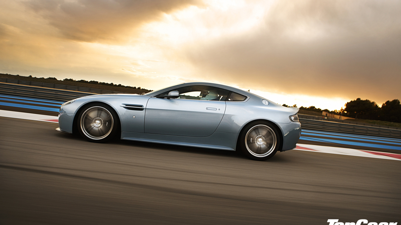 Автомобиль марки Aston Martin модели top gear