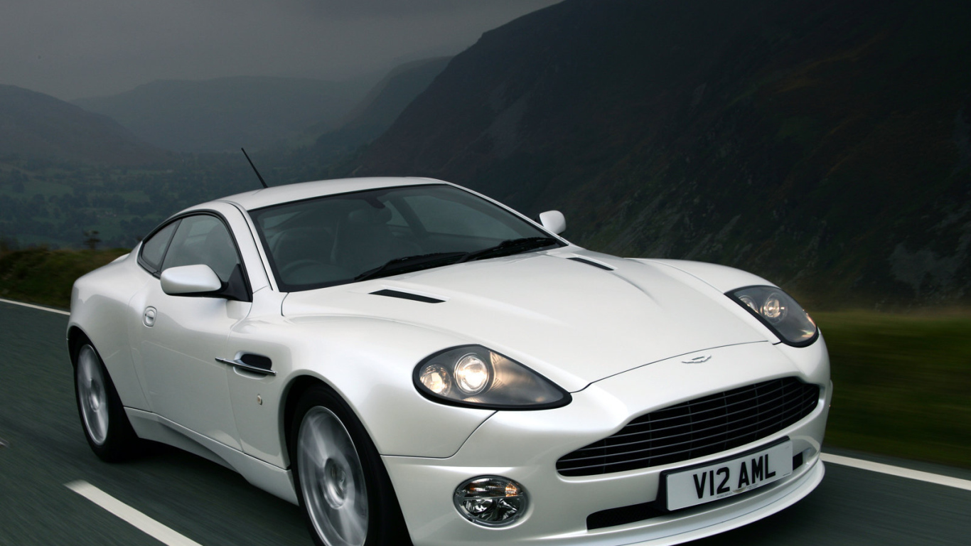Автомобиль марки Aston Martin модели v12