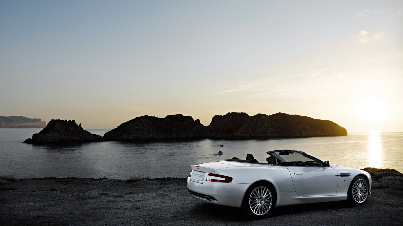 Автомобиль марки Aston Martin модели volante