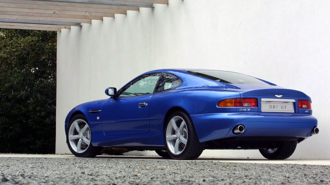 Надежный автомобиль Aston Martin db7