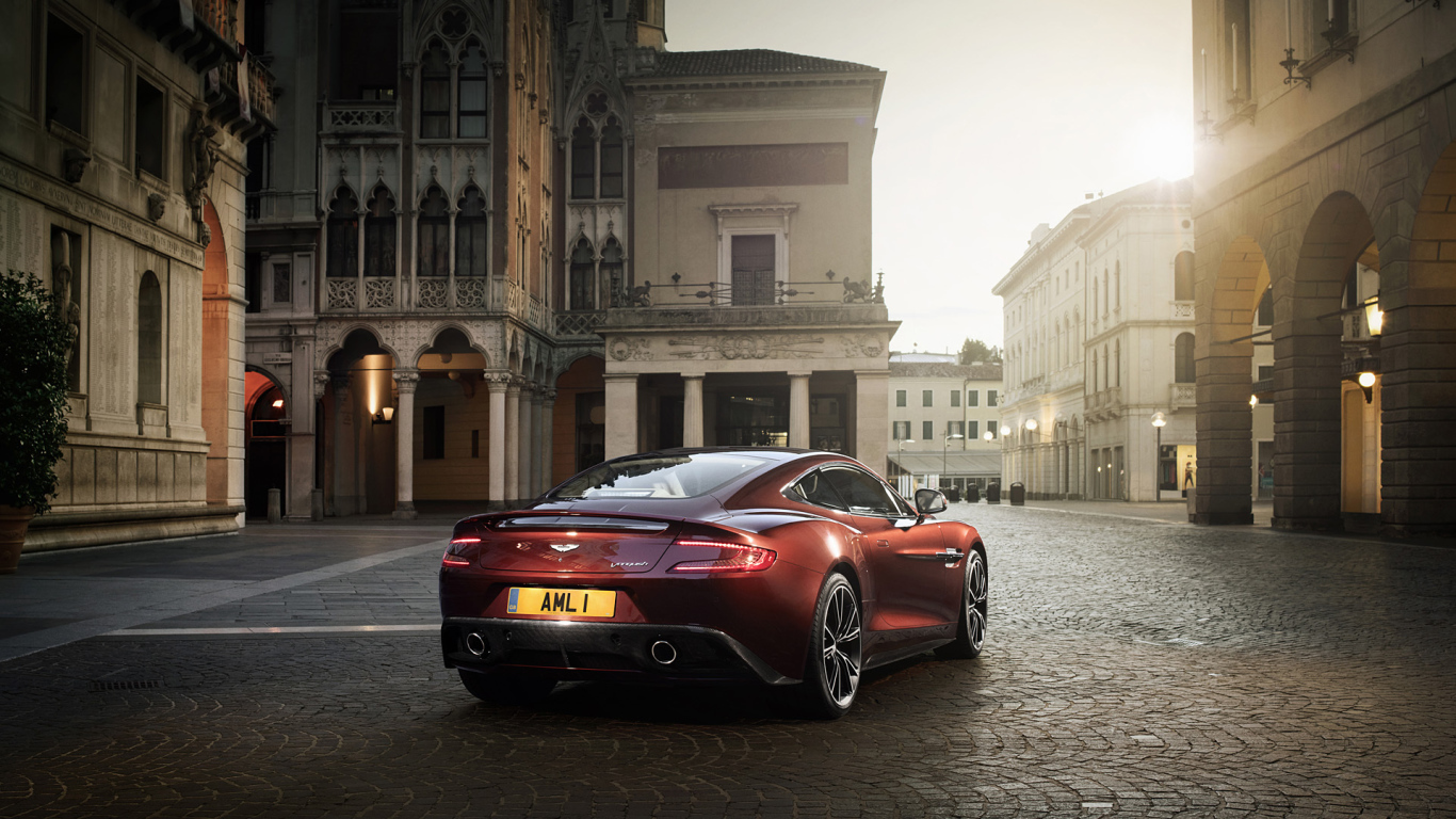 Надежный автомобиль Aston Martin 2013